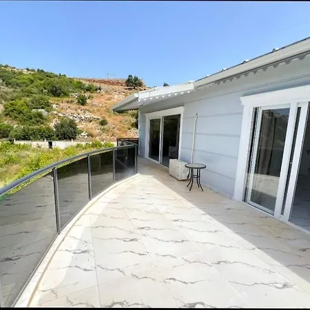 Elegant Private With Garden & Pool فيلة