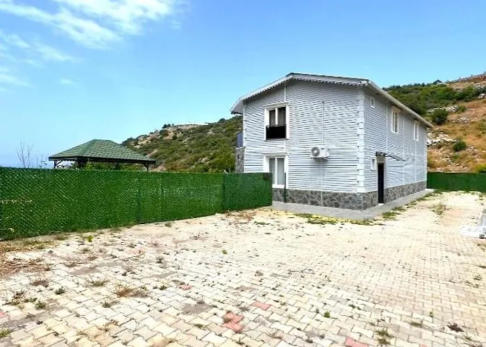 Elegant Private With Garden & Pool فيلة