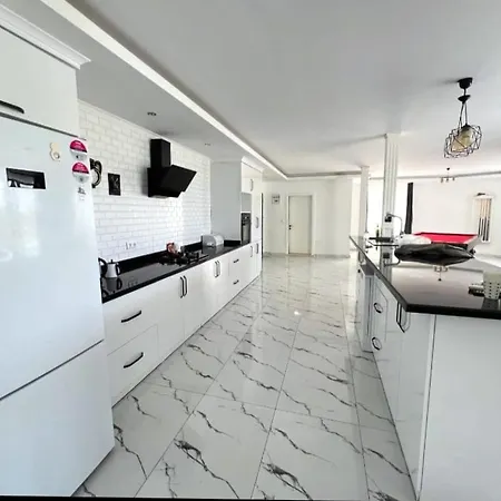 Elegant Private With Garden & Pool Villa *