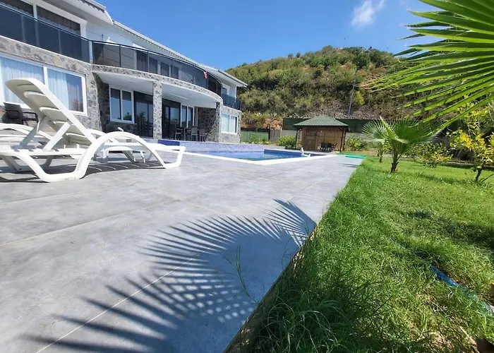 Elegant Private With Garden & Pool וילה אלאניה