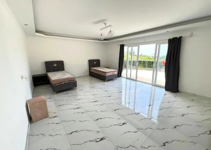 וילה Elegant Private With Garden & Pool אלאניה