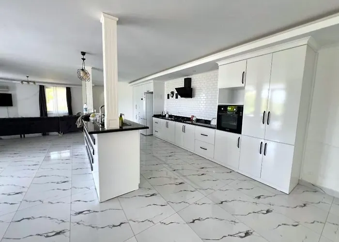 Elegant Private With Garden & Pool *