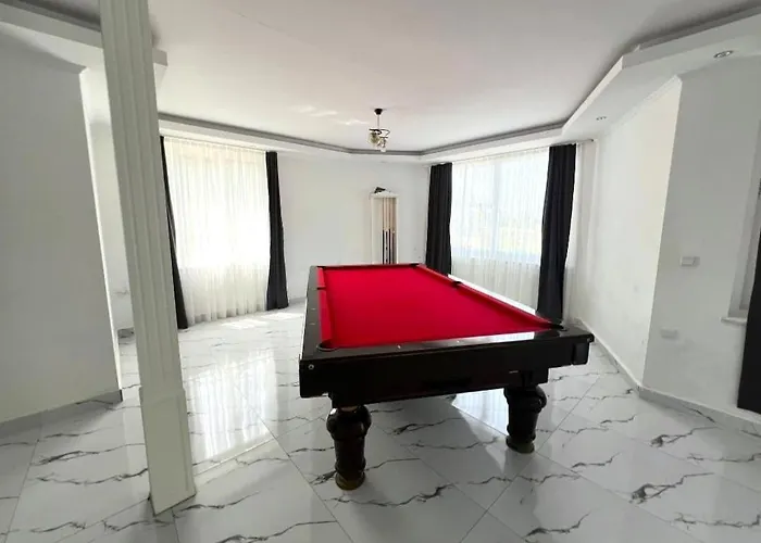 Elegant Private With Garden & Pool