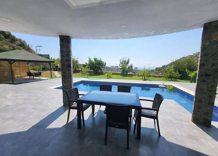 Elegant Private With Garden & Pool