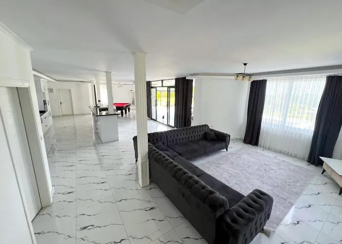 Elegant Private With Garden & Pool