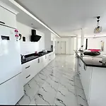 Elegant Private With Garden & Pool Βίλα *
