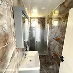 Elegant Private With Garden & Pool Βίλα *